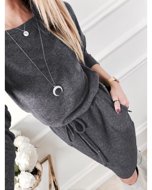 Women knitted simple slim pocket dress with round collar and long sleeves